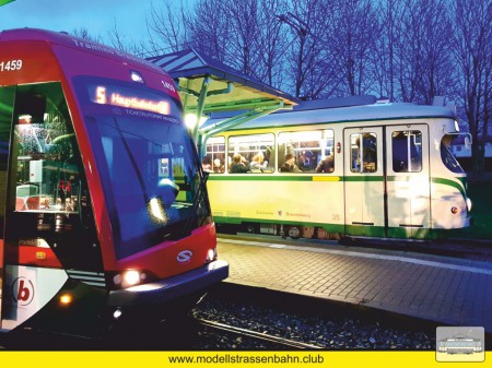 Nieder- und Hochflurfahrzeug friedlich nebeneinander.