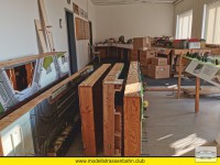 Die Anlagensegmente warten auf ihren Aufbau nach der letzten Ausstellung.