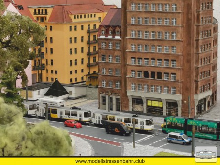 Zwei Stra&szlig;enbahngenerationen am Verkehrsbetriebe-Hochhaus am Albertplatz.