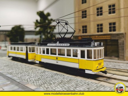 Triebwagen 1697 mit Beiwagen in der Leipziger Stra&szlig;e.