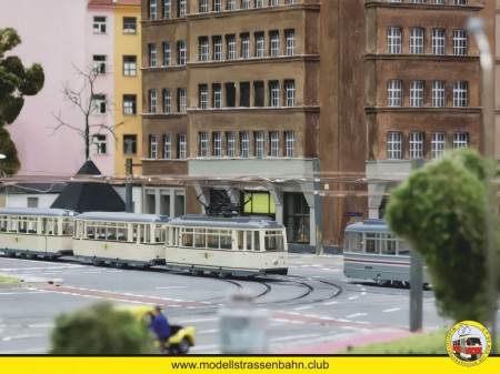 Zwei Lowa-Stra&szlig;enbahnen begegnen sich am Albertplatz.