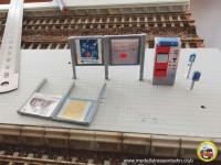 Der Fahrkartenautomat und die Entwerter am Bahnsteig