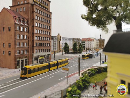 Drei kurze Niederflurwagen &uuml;berqueren den Albertplatz.