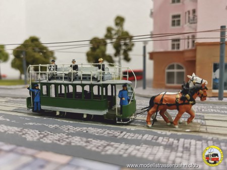 Der Beginn: ein Pferdestra&szlig;enbahnwagen