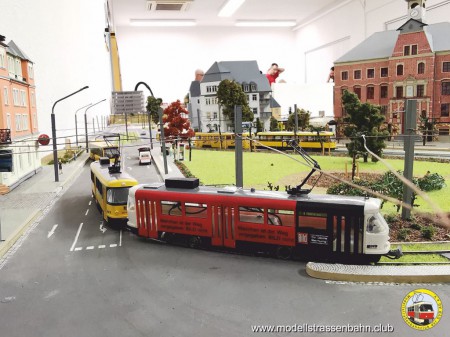 Ein Tatra-Trakt biegt in die Gleisschleife am Riegelplatz ein.