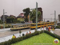 Gro&szlig;er Hecht und ein Tatrazug an der Haltestelle am Albertplatz