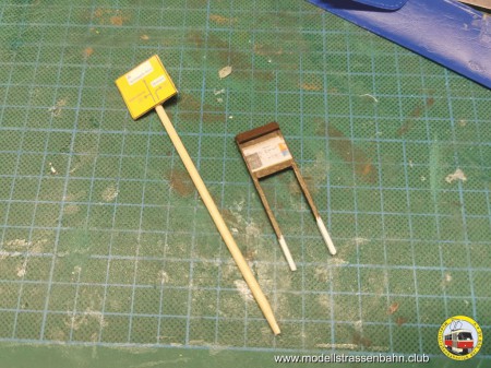 Ein großes Straßen- und ein kleines Hinweisschild