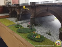 An der Albertbr&uuml;cke steigen ein paar Drachen auf.