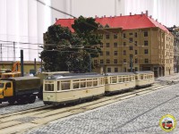 Die alte Holz-4 rumpelt &uuml;ber den Dreyssigplatz