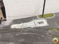 Der neue Abzweig liegt, der Fahrdraht ist verlegt.