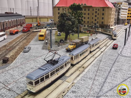 Ein ET44 hat den Abzweig zur Gleisschleife Mickten &uuml;berquert.