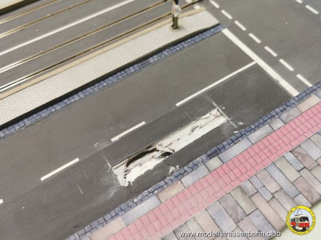 Da ist noch ein gro&szlig;es Loch in der Stra&szlig;e