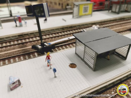 Ein recht tiefes Loch im Bahnsteig.