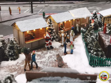 Der Weihnachtsmann auf dem Weihnachtsmarkt