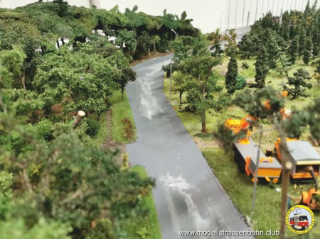 Die Fahrbahnr&auml;nder wurden neu geteert