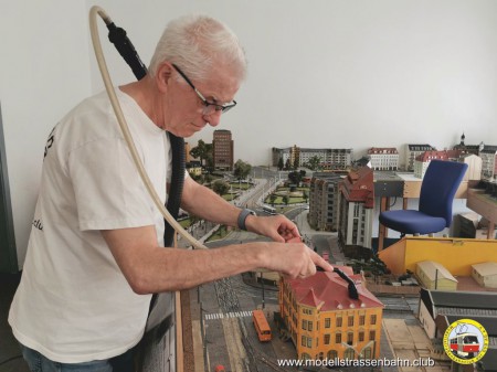 Es wird gesaugt und geschrubbt