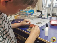 Die kleinen Bauteile werden ordentlich verklebt