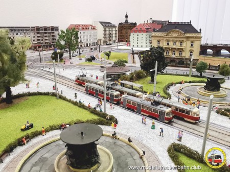 Aus l&auml;ngst vergangenen Zeiten: Zwei Tatraz&uuml;ge in der Haltestelle am Albertplatz