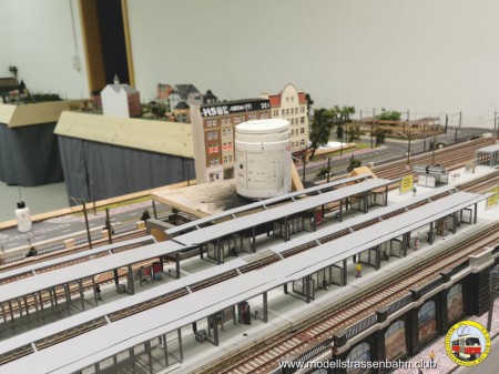 Das Dach am Bahnhof Mitte wird repariert