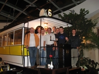 Dezember 2008: Der Modellstraßenbahnclub der DVB AG e.V. wird in einem alten Straßenbahnwagen gegründet.